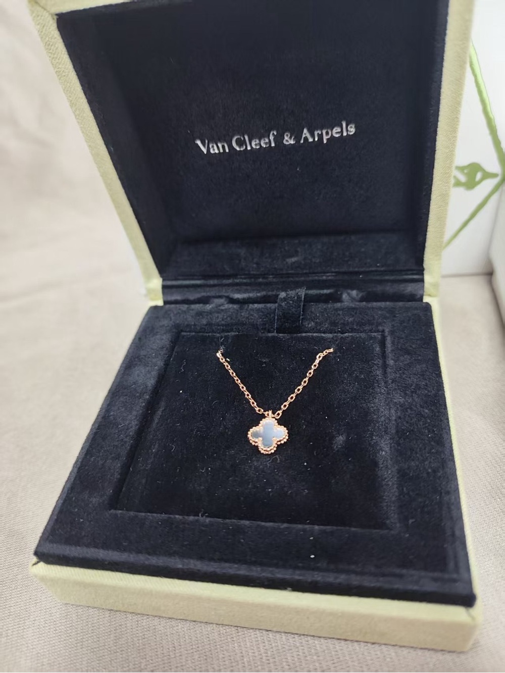 🤍VCA Van Cleef & Arpels Grey Clover Pendant Necklace With Crystal